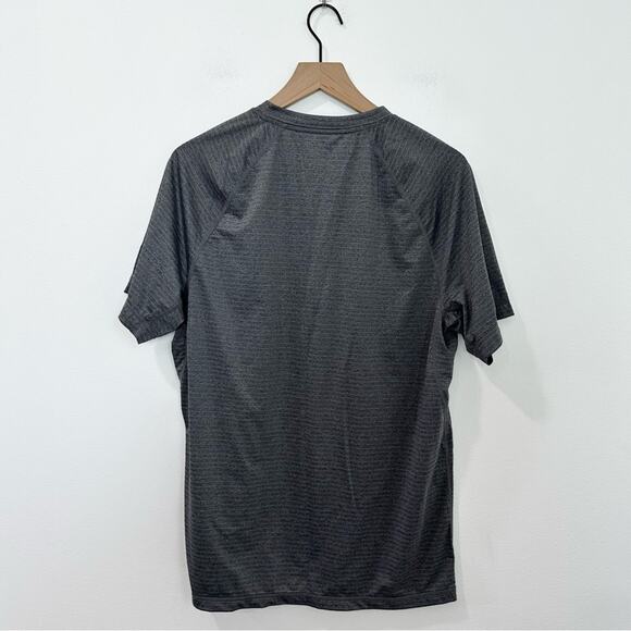 Rhone Sentry Short Sleeve V-Neck Performance Tee Shirt Gray size Large - Picture 2 of 6